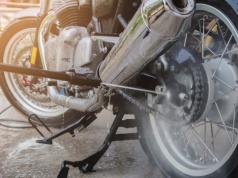 Jak prawidłowo umyć motocykl? Jeden błąd i można mieć problem
