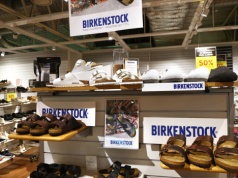 Najwygodniejsze klapki Birkenstock wreszcie na wyprzedaży - nie czuć ich na nogach. Co w CCC?