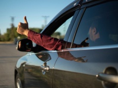 Trzy palce zamiast słów. Dawny "kod" kierowców przekazywał ważną wiadomość