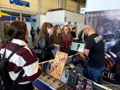 Szok na targach książki w Poznaniu. „Kastrator” i narzędzie do kastracji na stoisku autora