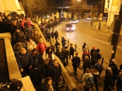 Modlitwa i kilkadziesiąt kilometrów nocnego marszu. Tysiące wiernych na Ekstremalnej Drodze Krzyżowej w Lublinie