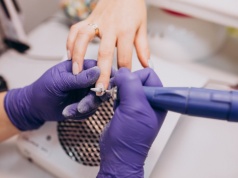 Koniec z nudziakami? Tej wiosny to "delfinowy" manicure robi furorę we wszystkich salonach