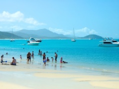 Najpiękniejsza plaża świata? Nie Malediwy ani Hawaje. Wyjątkowy piasek jest zawsze chłodny