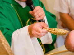 Ile za chrzest? To sakrament, więc cennika nie ma. "U nas było co łaska, czyli nie mniej niż 200 zł"