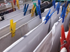 Co zamiast suszarki bębnowej? Jedna rzecz pozwala wysuszyć ubrania nawet podczas ulewy