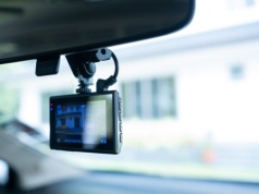 Małe urządzenie, które może uratować kierowcę. Coraz więcej osób montuje je w aucie