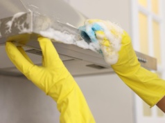 Czyszczenie filtra z okapu spędza sen z powiek? Zanurz go w tej mieszance, a tłuszcz zniknie sam