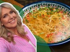 Idealny rosół. Ewa Wachowicz podpowiada, jak zrobić go z obierek po ziemniakach