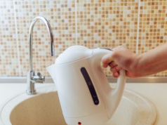 Masz dość kamienia w czajniku? Tak usuniesz go raz na zawsze