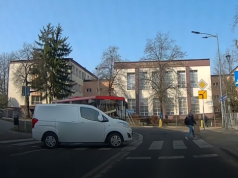 Niebezpieczne zdarzenie na ul. Leszczyńskiego. Kierowca wjechał z chodnika na przejście dla pieszych