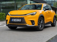 Lexus stawia na bogate wyposażenie w podstawie. Konkurencja wymaga dopłaty
