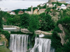 To miasto zostało okrzyknięte jednym z najpiękniejszych w Europie. W centrum ma wodospad