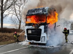 Pożar ciągnika siodłowego na drodze wojewódzkiej nr 119