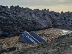 Groźny wypadek w porcie w Ustce. Koparka z operatorem wpadła do wody