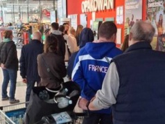 Kolejka ludzi z butelkami do zwrotu. "Co chwila maszyna się zacina"