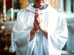 Życie parafialne to nadal ogromna część codzienności Polaków. W Rzeszowie brakuje księży
