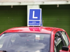 Nastolatkowie chętnie sięgają po prawo jazdy