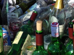 Małpki gorsze niż psie kupy. Polskie trawniki toną w szklanym syfie