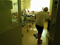 Oto zarobki salowej w szpitalu. Ujawnili stawki