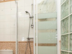 Wystarczyło kilka ruchów po szybie. Hotelowy trik usuwa osad szybciej niż detergenty