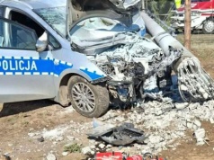 Roztrzaskany policyjny radiowóz. Funkcjonariusze w szpitalu