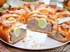 Wielkanocna pieczeń z jajkiem. Po przekrojeniu wygląda jak dzieło sztuki i znika ze stołu w kilka minut
