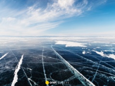 Lód Bajkału pękł pod stopami turysty. Nagle rozległ się głuchy ryk