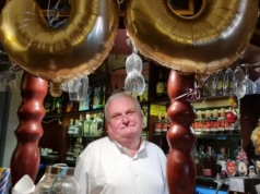 Pan Piotr pracuje za tym samym barem już 33 lata. Gości zna od podszewki. Już od progu wie, kto co pije