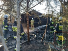 Pożar domku letniskowego w Charlężu. Na miejscu działało kilka zastępów straży pożarnej