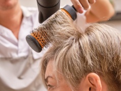 Ta fryzura wraca prosto z lat 60. "Dynasty hair" nadaje włosom efekt push-up