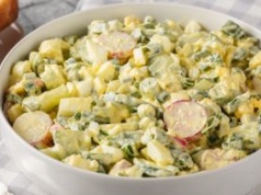 Nowa gwiazda wielkanocnego stołu. Sałatka szczypiorkowa może zagrozić nawet jarzynowej