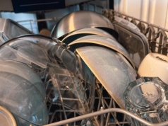 Jeżeli twoja zmywarka zostawia osad, zwróć uwagę na to. Te drobne błędy powiela dużo osób