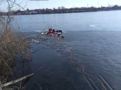 Lód załamał się pod mężczyzną. Szybka reakcja służb zapobiegła tragedii
