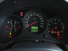 Zapala się na desce rozdzielczej, a kierowcy gaszą silnik. Taka reakcja słono kosztuje