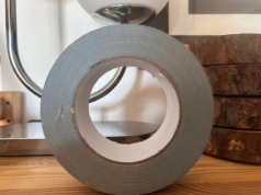 Jedna rolka może uratować okno, plecak albo wąż ogrodowy. Dlaczego warto mieć srebrną taśmę