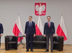 Spotkanie z byłym premierem Mateuszem Morawieckim w Sieradzu. Na sali liczni mieszkańcy regionu