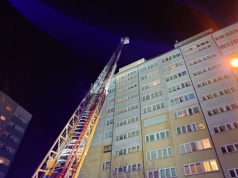 Z ostatniej chwili: Pożar na dachu wieżowca na osiedlu – foto