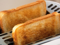 Eksperci przebadali chleb tostowy z supermarketów. Jeden stanowczo odradzają