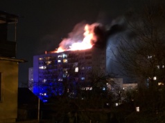 Płomienie nad miastem. Ogień pojawił się na dachu 10-piętrowego budynku!