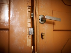 Włamywacze szukają jednego elementu w drzwiach. Na jego podstawie wybierają mieszkania