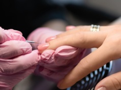 Już nie hybryda ani żel. Ten manicure wygładza paznokcie jak retusz. Wystarczy cienka warstwa