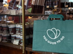 Tajemnicze paczki. Tak sprzedają osobliwy towar Wedla