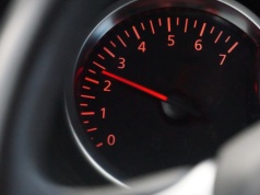 Silnik wchodzi na wysokie obroty po włączeniu. Kiedy to normalne?