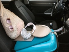 Mały dodatek, który zmienia komfort podróży. Coraz więcej kierowców wozi go w aucie