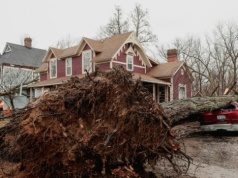 Skrajne zjawiska pogodowe w Ameryce. Wichury i pożary niszczą domy