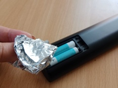 Mało kto zna ten trik z folią aluminiową. Przydaje się, gdy pilot nagle przestaje działać