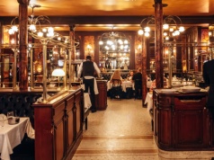 Poszła do restauracji we Francji z dzieckiem. Została wyproszona. "Co za polityka!"