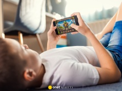 Jak zabezpieczyć telefon dla dziecka? Ekspert apeluje: w 40 proc. domów nie obowiązują żadne zasady