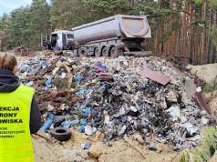 Nielegalne odpady na polu lub w hali? Rolnik może zostać z ogromną karą
