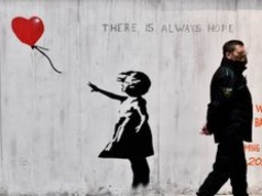 Przez lata UKRYWAŁ swoją tożsamość. Odkryto, kto kryje się pod pseudonimem Banksy? Reuters przedstawia dowody